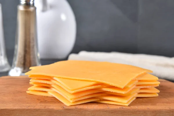 Pila de rebanadas de queso cheddar —  Fotos de Stock