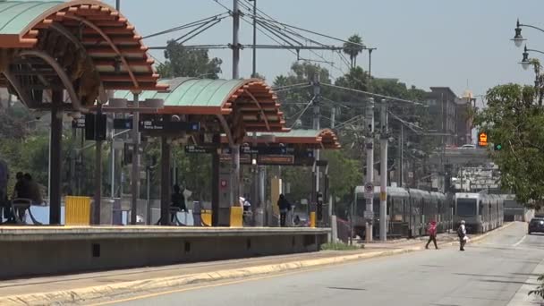 Los Angeles Juli 2019 Två Metro Silver Linje Tåg Passerar — Stockvideo