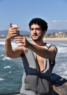 İskelede selfie çeken sıradan turist