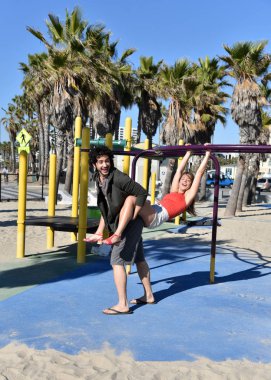 Genç çift bir oyun oynuyor