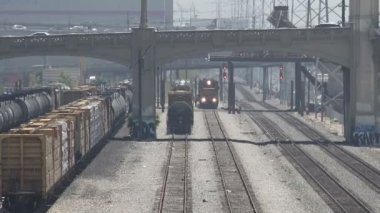 Los Angeles şehir merkezinin demiryolu tersanesinde yaklaşan bir yük treni
