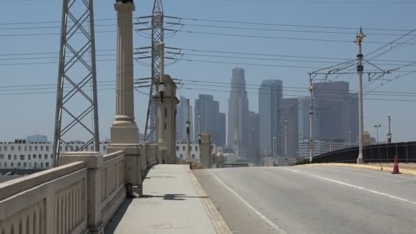 ロサンゼルスのダウンタウンに続くファーストストリートブリッジ — ストック動画