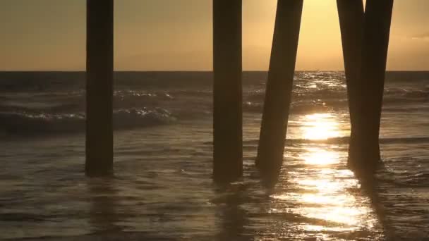 Hermosa Puesta Sol Ámbar Bajo Muelle Playa Venecia — Vídeo de stock