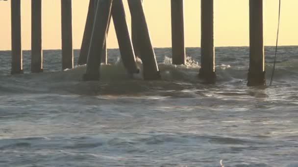 Una Ola Retroiluminada Por Luz Del Sol Estrella Muelle Venecia — Vídeos de Stock