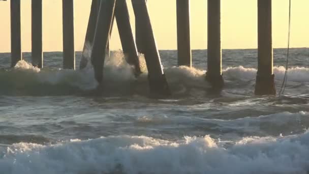 Grandes Ondas Luz Solar Colidem Com Pier Veneza Câmera Lenta — Vídeo de Stock