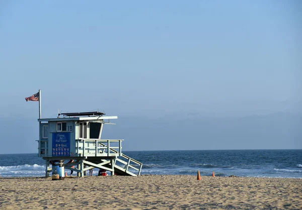 Lifeguard hut on the beach in the afternoon — Stock Photo, Image