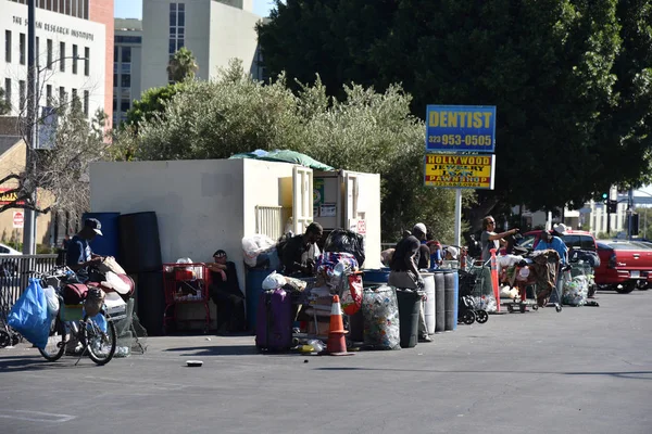 Personas sin hogar se reúnen en un centro de reciclaje — Foto de Stock