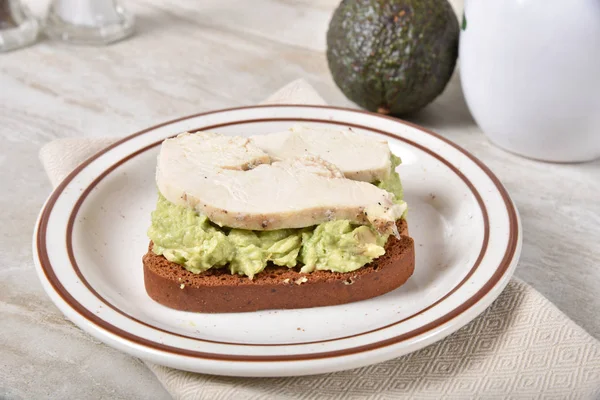 Avocado toast with chicken — Stock Photo, Image