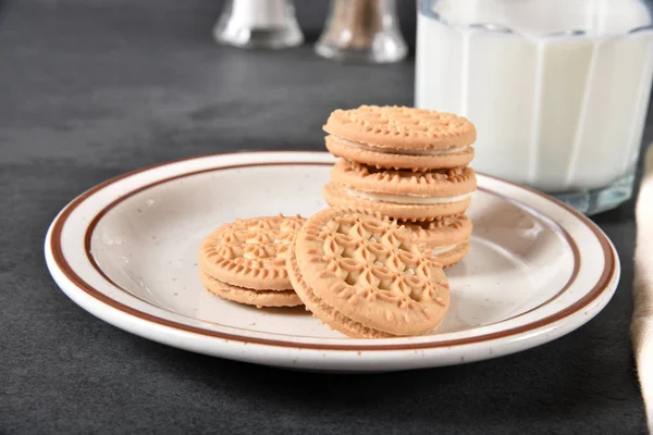 Biscoitos e leite — Fotografia de Stock