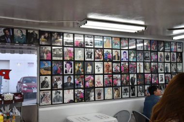 Pembe's Hot Dogs İç