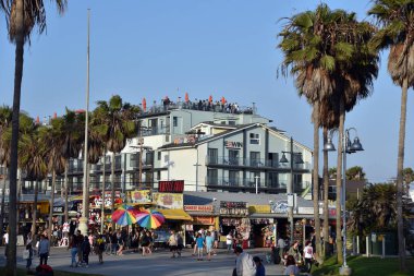 Turistler Venedik Boardwalk tadını çıkarın