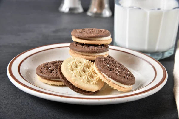 Duplex cookies and milk — Stock Photo, Image