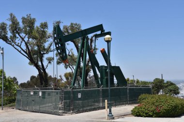 Şehirde bir yağ pompası jakı