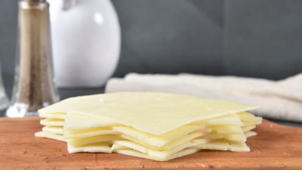 スタックから消える新鮮なスイスチーズのスライス — ストック動画