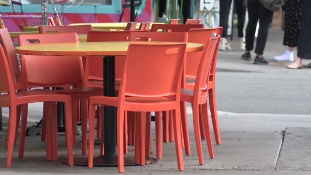 Estabelecendo Tiro Close Uma Mesa Café Calçada Com Pessoas Andando — Vídeo de Stock