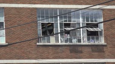 Eski bir depo penceresinde dönen bir pencere fanı