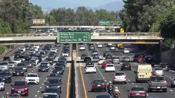 Motorrijders Gevaarlijk Rijden Witte Lijn Een Los Angeles Freeway — Stockvideo