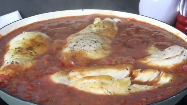 Piersi Kurczaka Simmering Sosie Marinara — Wideo stockowe