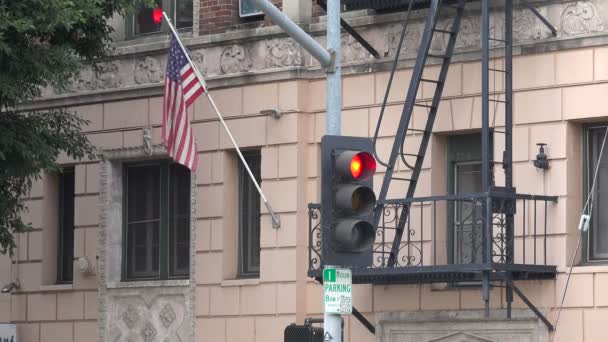 Upprättande Skott Gammal Hyreshus Brand Flykt Trafiksignal — Stockvideo