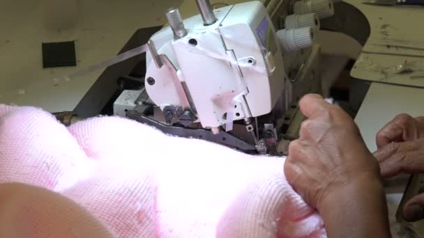 Primer Plano Una Costurera Hembra Serging Material Rosa Borroso Una — Vídeo de stock