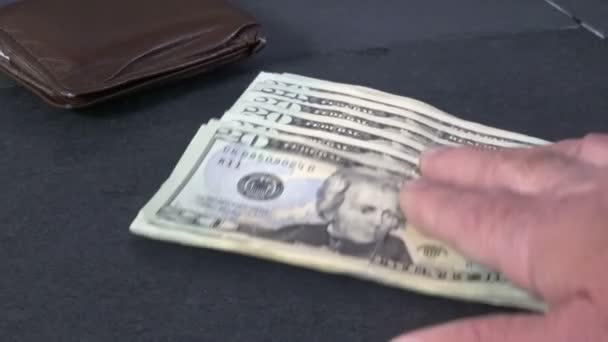 Ένα Χέρι Συρόμενα Χρήματα Ένα Τραπέζι Δίπλα Ένα Πορτοφόλι — Αρχείο Βίντεο