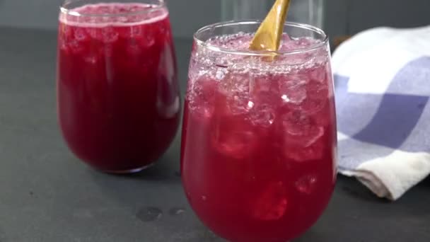 在玻璃杯中用冰搅拌蔓越莓搅拌器 — 图库视频影像