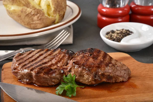 Šťavnatý steak s grilovanou horní svíčkové — Stock fotografie