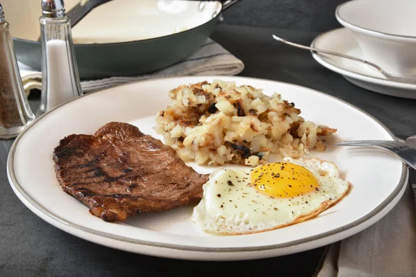 Steak and eggs — Stock Photo, Image