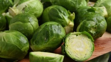 Bir kesme tahtası üzerinde taze Brüksel lahanası