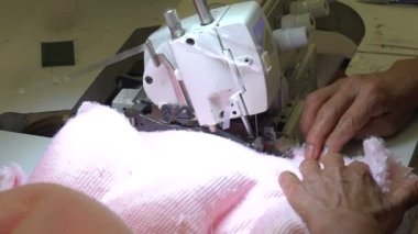 Terzi, yıpranmayı önlemek için bulanık pembe malzemeyi sergiledi