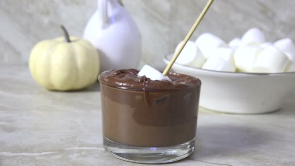 在融化的牛奶巧克力中浸上棉花糖 — 图库视频影像