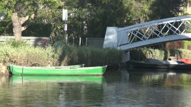 一艘绿色划艇 绑在运河的一座桥上 — 图库视频影像