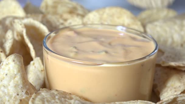 Sumergir Una Viruta Maíz Dip Queso Cerca — Vídeo de stock