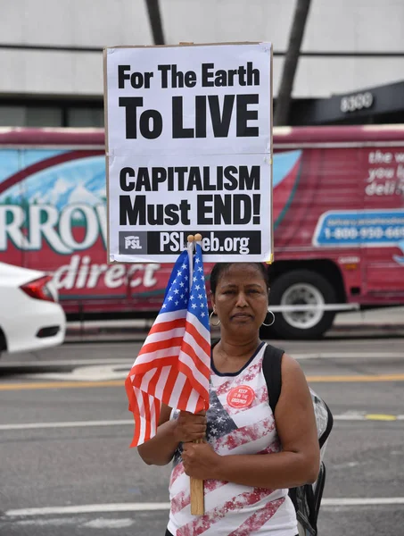 Протестующий против климата обвиняет капитализм — стоковое фото