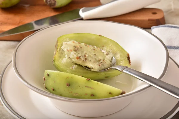 Pere di cactus fresche in una ciotola — Foto Stock