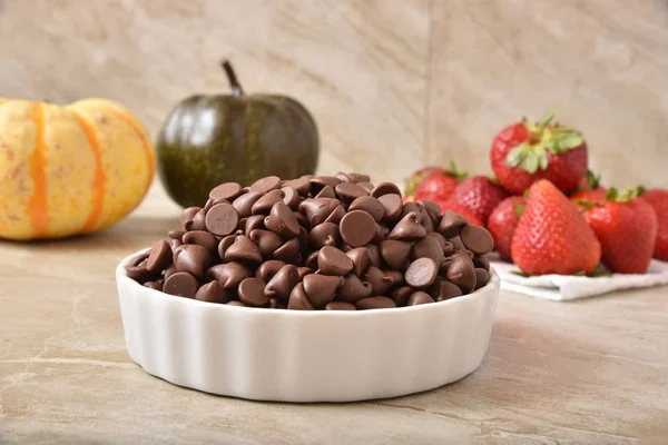 Шоколадные крошки крупным планом с клубникой — стоковое фото