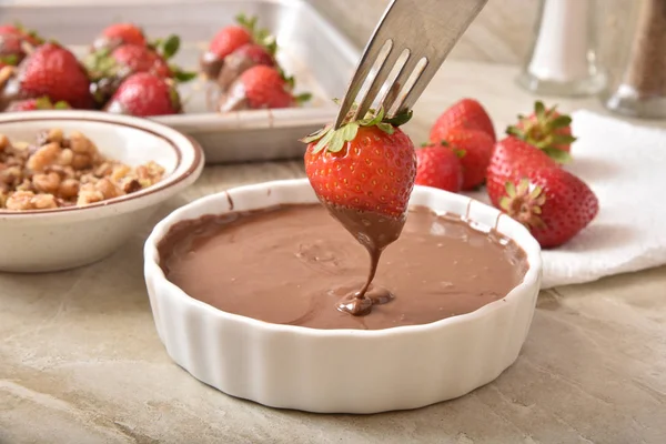 Making chocolate covered strawberries — Stock Photo, Image