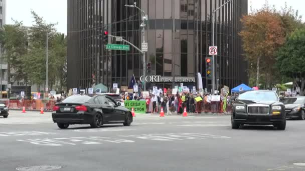 国連気候行動サミットと共に一連の地球温暖化集会の間 抗議者はブラジル領事館を取り囲む — ストック動画