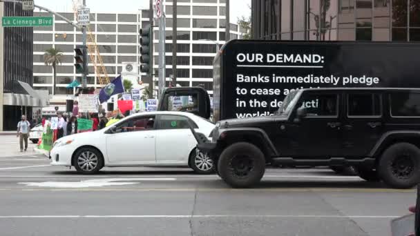 Rolling Billboardy Nákladních Automobilech Krouží Kolem Protestu Klimatu Brazilském Konzulátu — Stock video