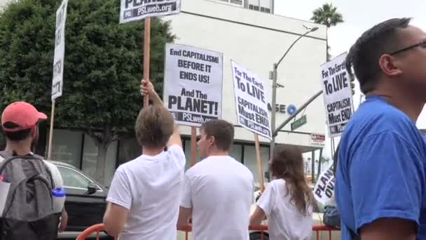 Demonstracja Zmian Klimatycznych Los Angeles Staje Się Protestem Przeciw Kapitalizmowi — Wideo stockowe