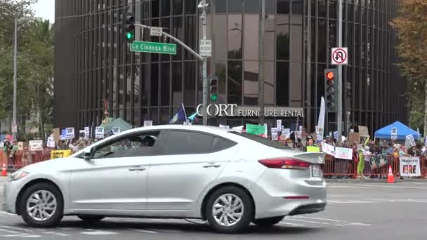 Manifestantes Frente Consulado Brasil Durante Una Serie Mítines Calentamiento Global — Vídeo de stock