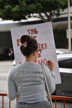 İklim Strike'da aktivist işareti yapıyor