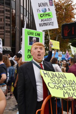 Donald Trump gibi giyinmiş iklim aktivisti