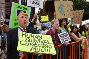 İklim Strike Protestocu Başkan Trump gibi giyinmiş