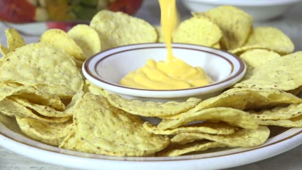 Despejar Molho Queijo Prato Com Chips Tortilla Câmera Lenta — Vídeo de Stock