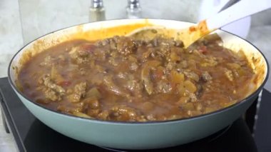 Tavada et sosu karıştırmak