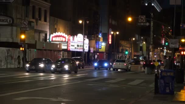 Circulation Nocturne Dans Célèbre Quartier Des Théâtres Broadway Près Théâtre — Video