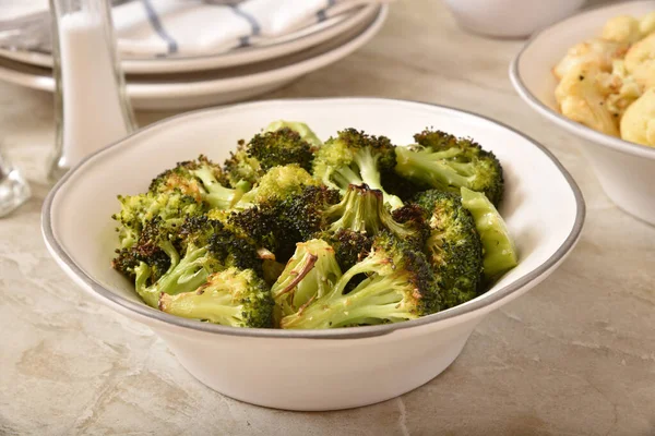 Skål av rostad broccoli — Stockfoto