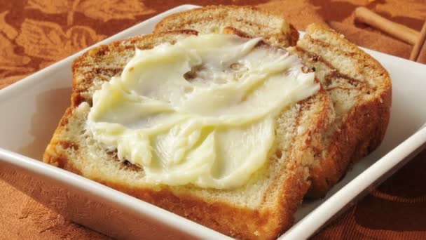 Fatias Delicioso Pão Canela Com Manteiga — Vídeo de Stock