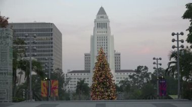 Los Angeles, Ca - 15 Aralık 2018 Grand Park 'taki devasa Noel ağacı, ikonik belediye binasıyla mükemmel bir şekilde uyumlu.